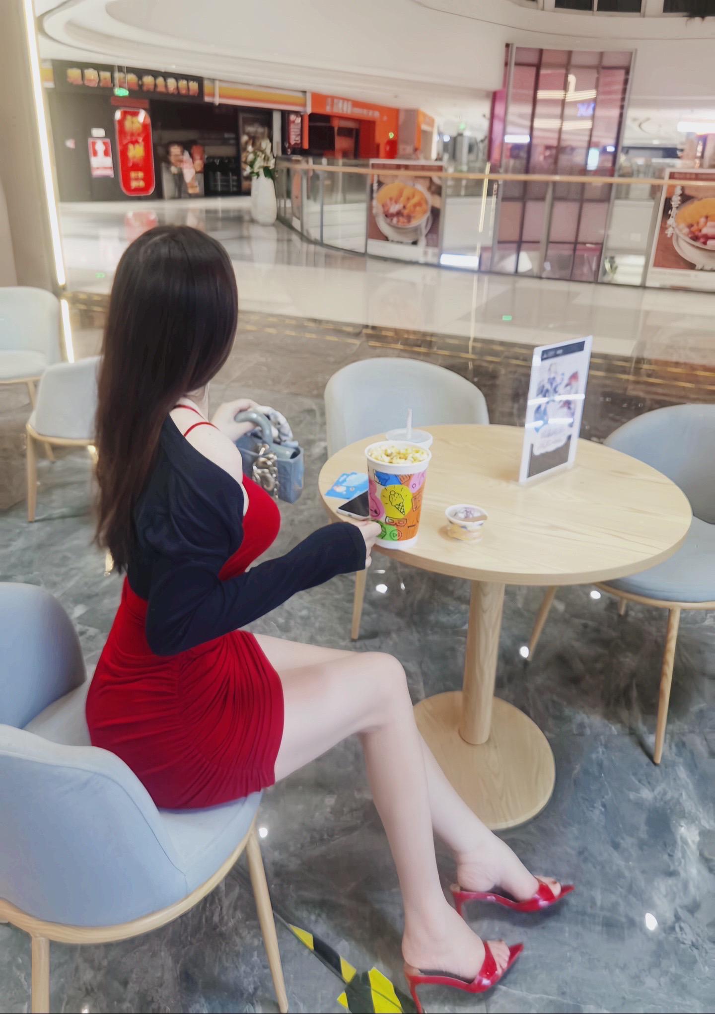 我明明那么普通 可你在人海里还是一眼认出我
