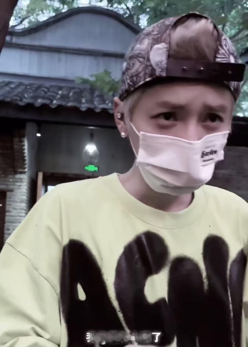 鹿晗给流浪猫买猫碗猫粮猫条鹿晗给流浪猫买猫碗猫粮猫条！我保证鹿晗是天使