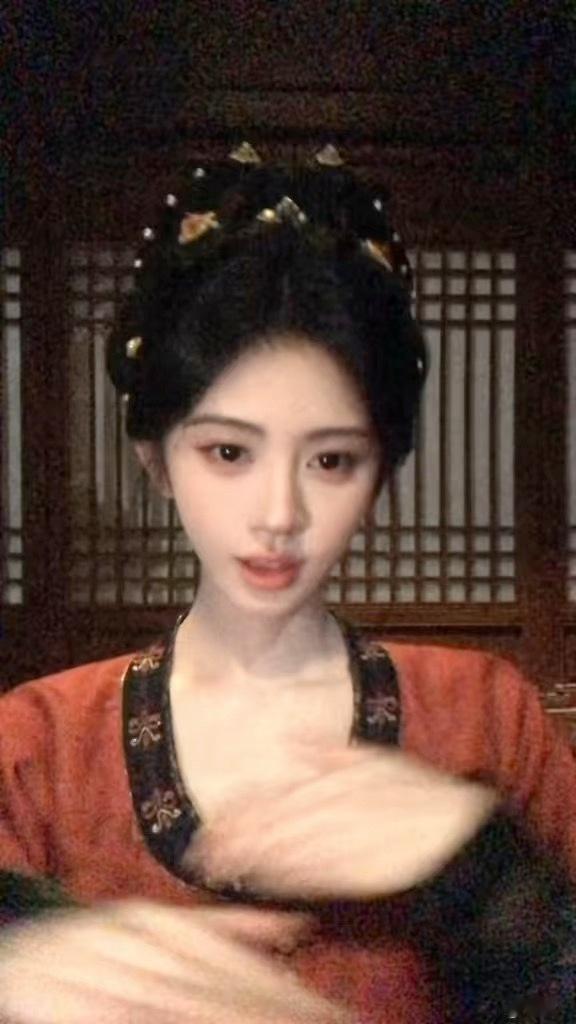 鞠婧祎 这是小猪还是小猫啊 