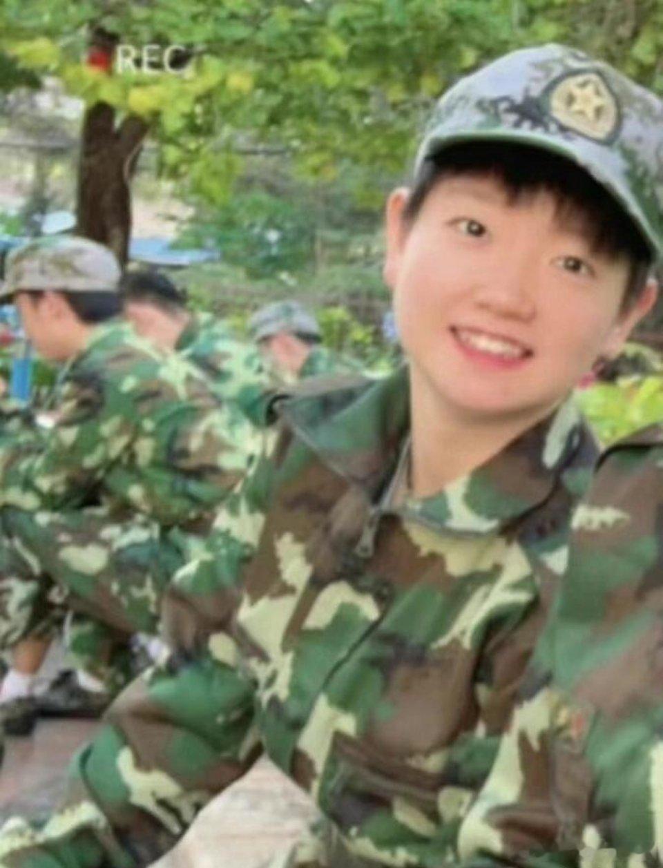 眼睛亮亮的军训小莎盯住你啦，孙颖莎你好漂亮 