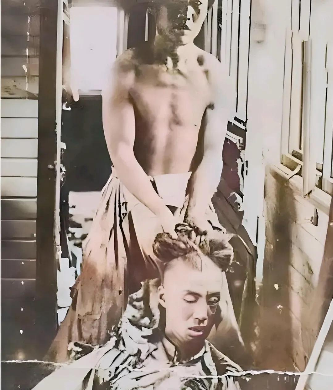 1905年，革命志士吴樾在刺杀满清五大臣失败牺牲后，遗体留下了这张震撼人心的照片