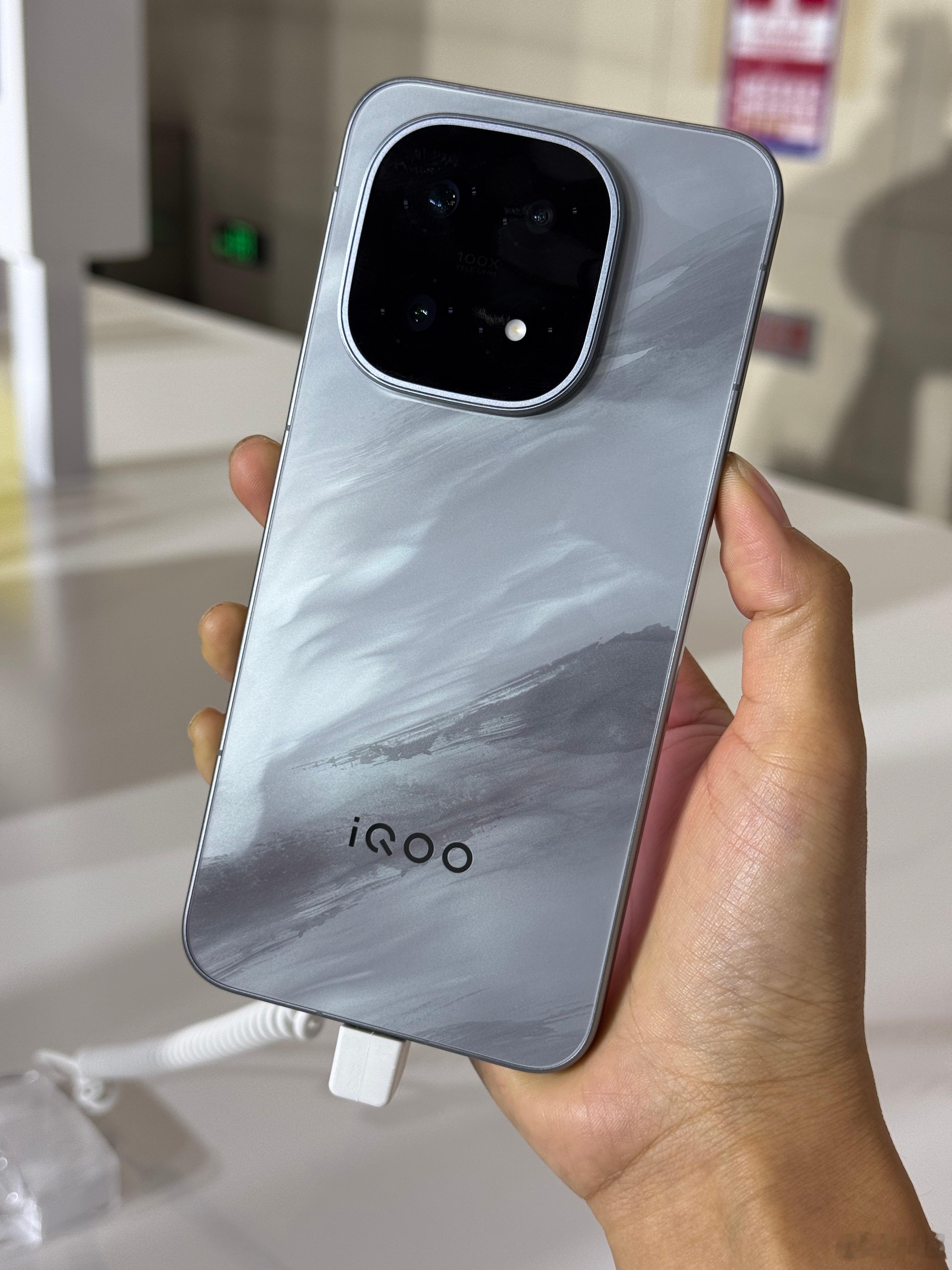 摸摸新机 iQOO 15， 这个配色叫 「凌云」，像是捧着一副水墨画在手上的感觉