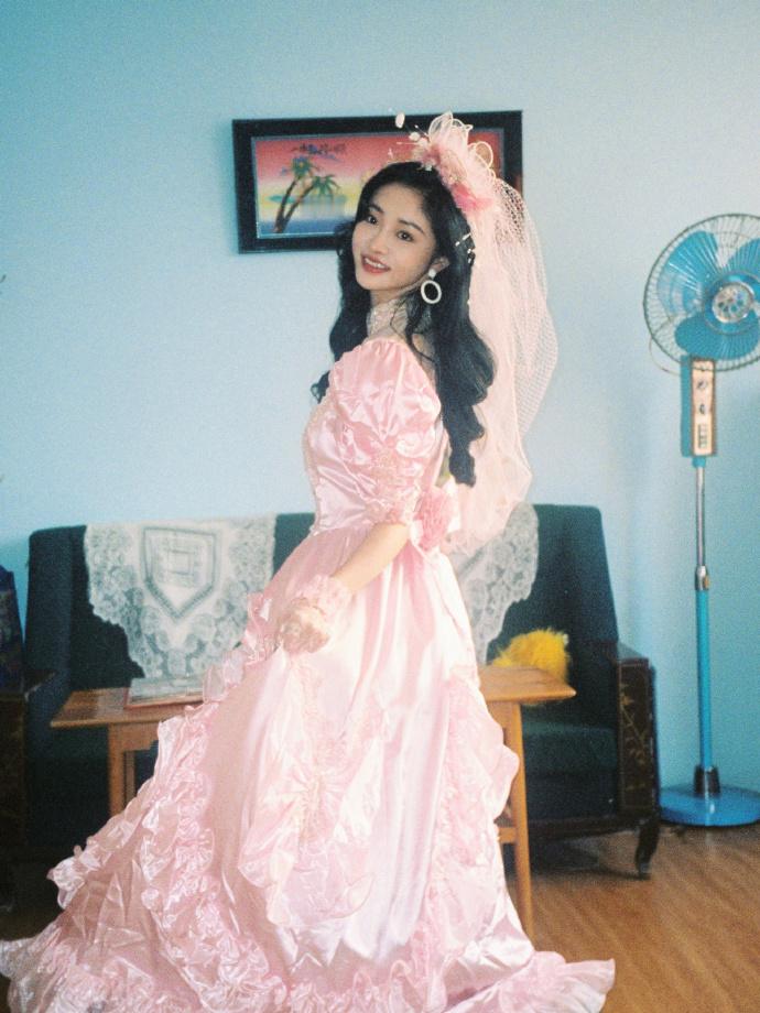 #周洁琼年代感婚纱#   周洁琼和年代感婚纱没有任何违和感，谁懂？尊嘟漂亮！好美