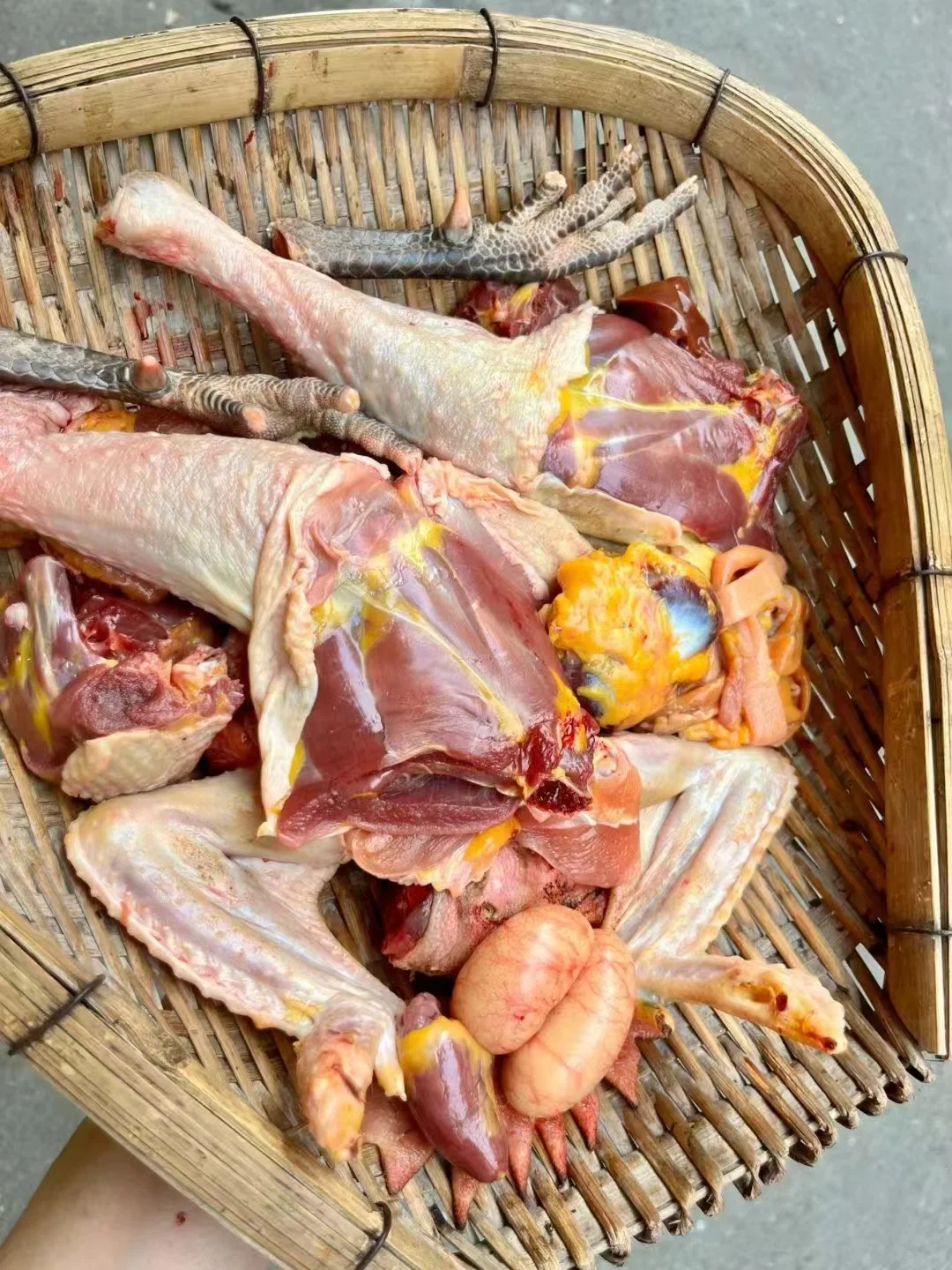 坚持谷物喂养√坚持高山散养√坚持原汁原味💯 1️⃣三德子在山里散养的...