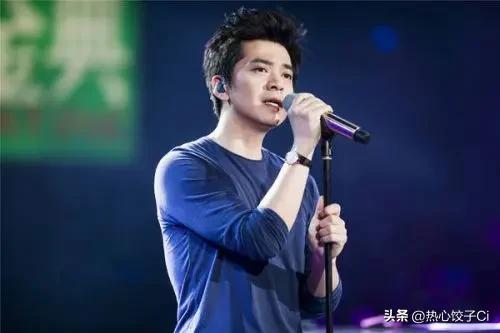 李健在我是歌手，想翻唱徐飞父亲写的散文诗，曾三天发短信给徐飞，要求她授权。她当时