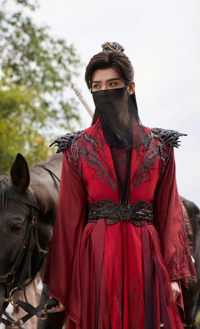 龚俊你也在绳子上睡觉吗龚俊《暗河传》威亚名场面太绝！红袍挂绳上晃悠，像在绳子上睡