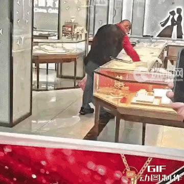 今日，上海浦东新区一家黄金首饰店里来了一位不速之客，此人戴着眼镜、戴着口罩！手里