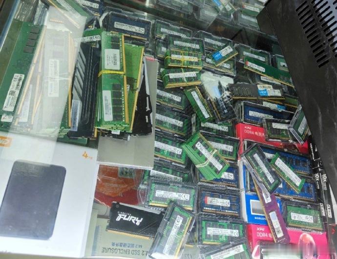 业内称未来手机电脑价格会疯涨近期多款新机上市，与前代相比涨价100~300元。但