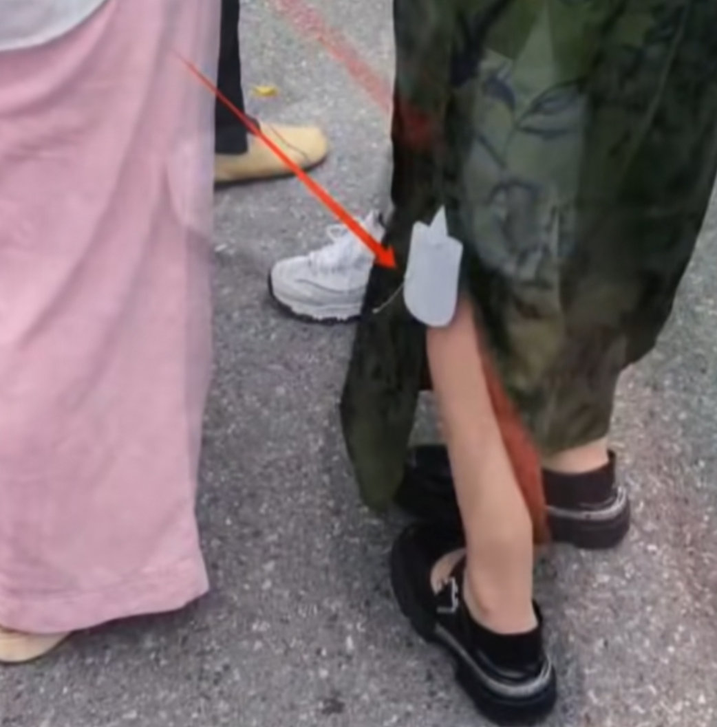 高考校门口奇葩家长各种各样，虽然不理解，但尊重，毕竟每个人的认知不一样，但有人穿