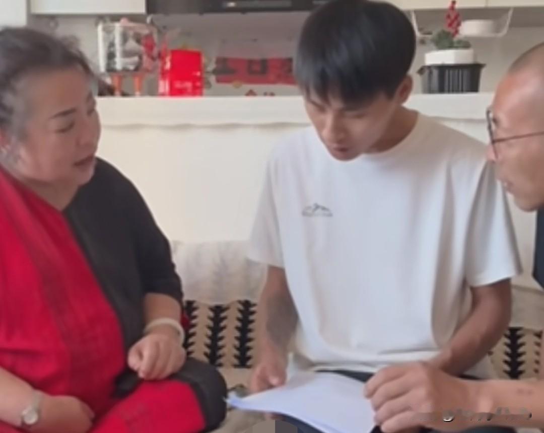 回家后的张云鹏，一直在悄悄改变。家人陪着他练习中文，继母拿着纸条耐心教他日常用语
