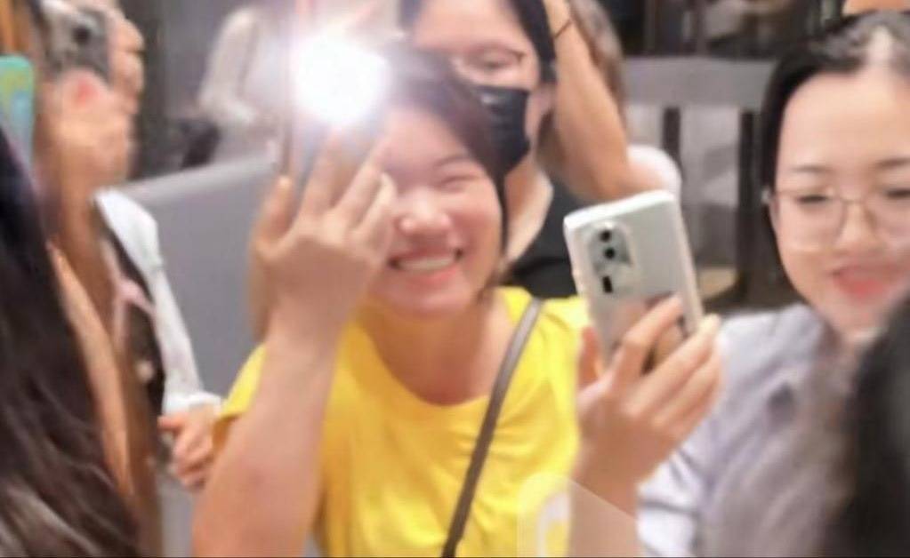 才看到这个道德绑架的sao表子长什么样全程开闪光灯怼脸苏醒谁接线下快打 