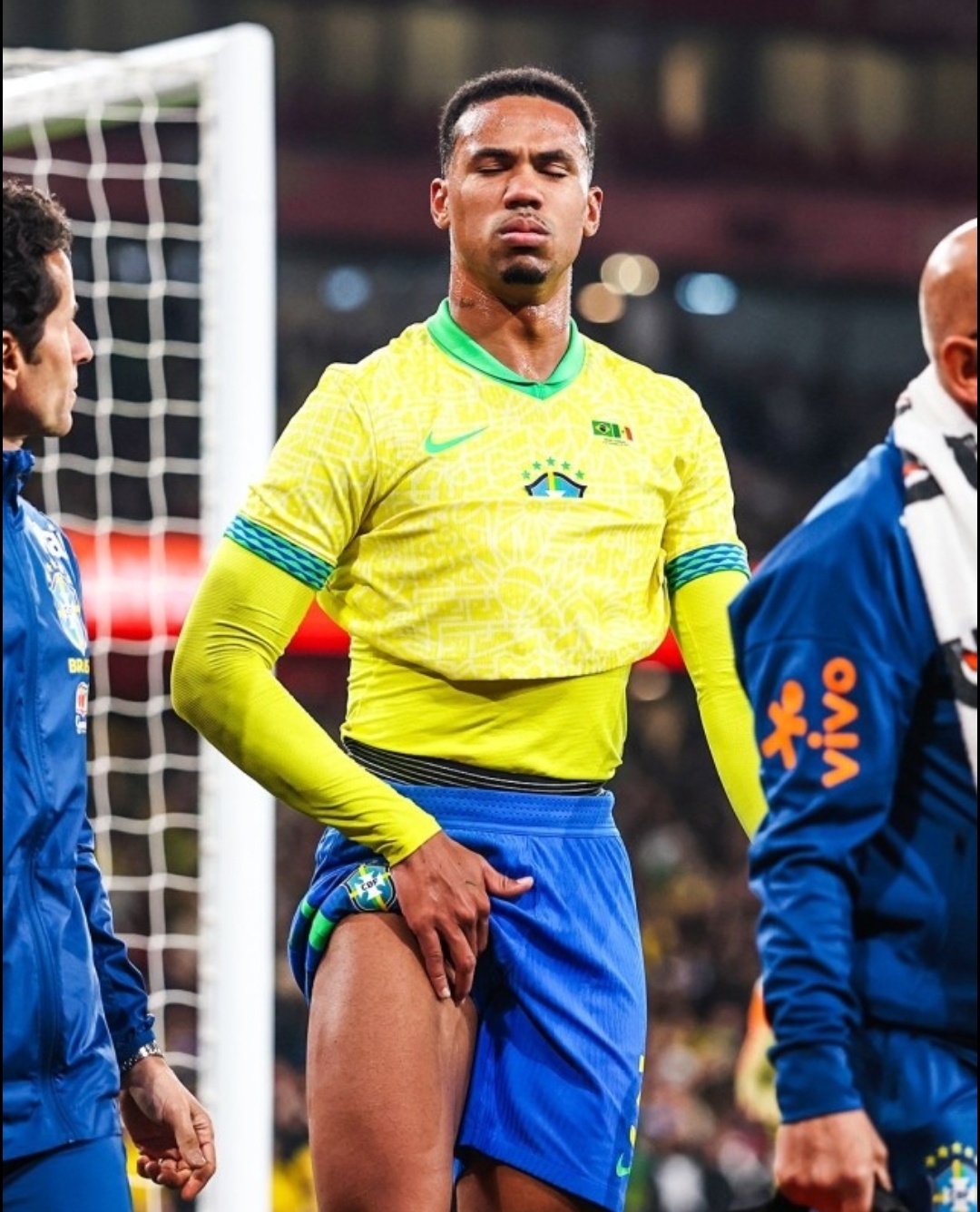 巴西队在酋长球场与塞内加尔打友谊赛，比赛第64分钟，阿森纳中卫加布里埃尔拉伤右腿