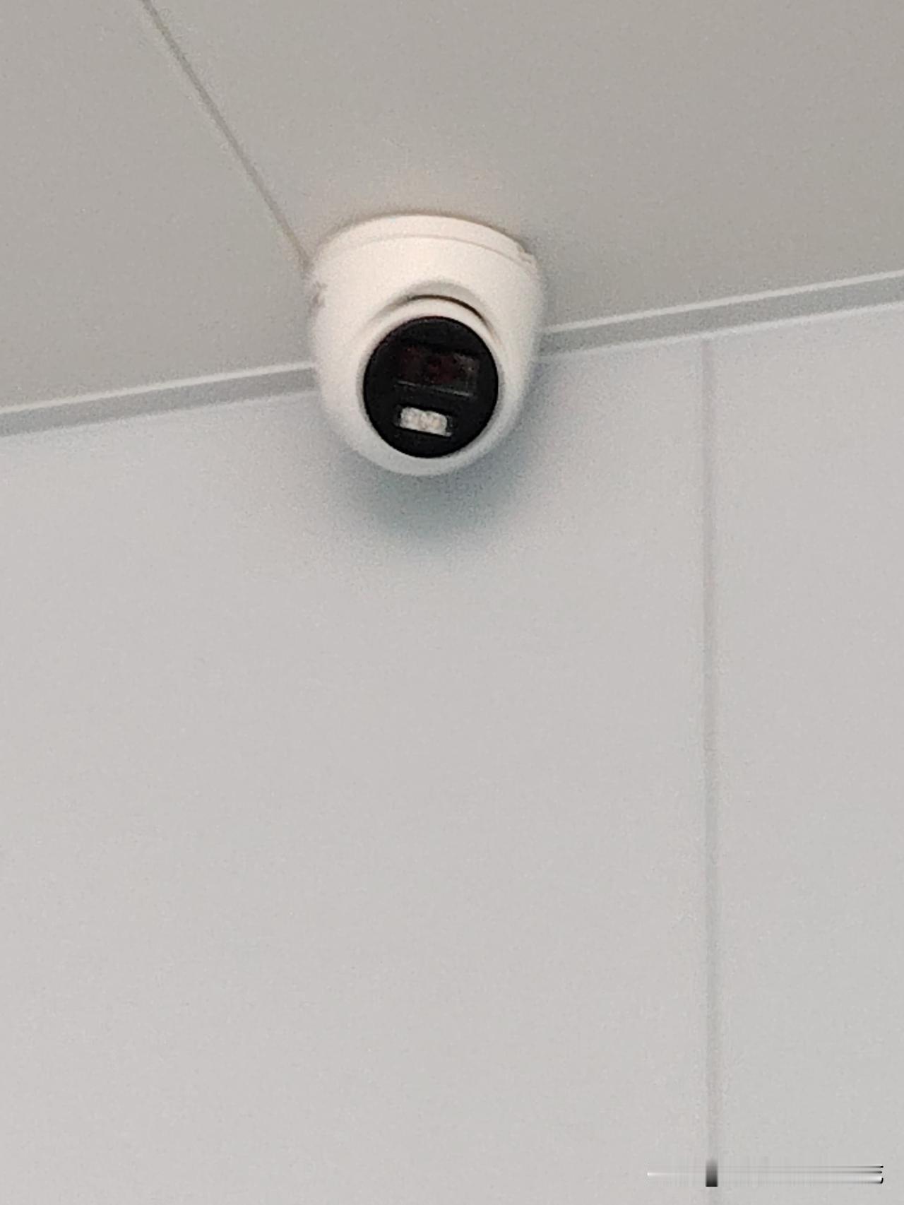 自从家里装了个摄像头之后，就发现好像做什么都有一双眼睛在看着自己一样。以前没装摄