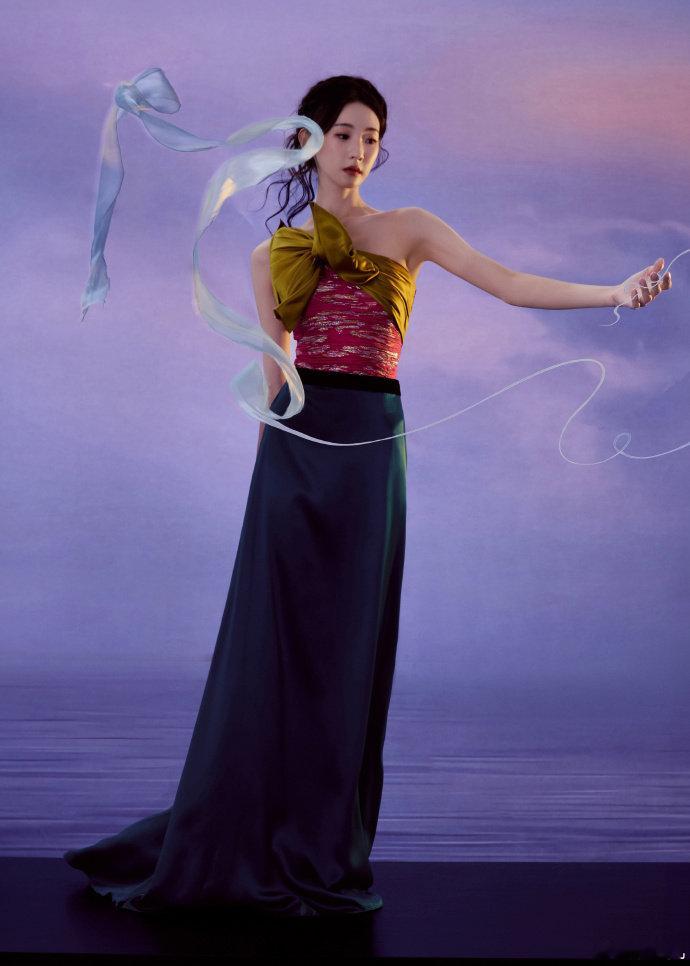 张艺凡ELLE风尚大典出图张艺凡好薄 张艺凡ELLE风尚大典出图，张艺凡好薄，期