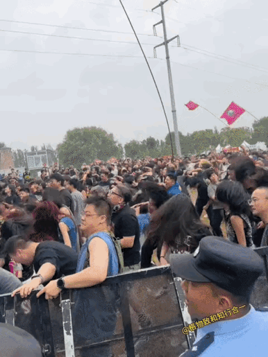 保安大叔都看愣了，这些人是来做什么广播体操呢？