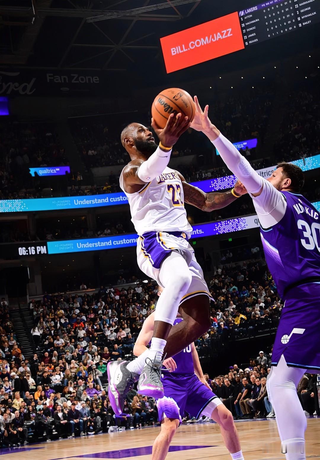 爵士：你快乐吗？
湖人：我很快乐！

湖人本场主打一个——快乐至上！进攻时仨人（