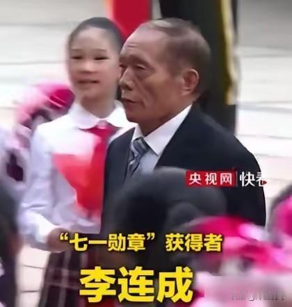 一个村支书，被人当面打出了血，爬起来抹了把脸问了句：你为啥打我？这句话最戳人的地
