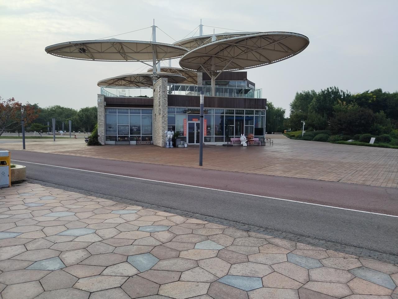 以发展的眼光审视，天津滨海西站坐落于环渤海经济圈的主干线上，不过目前尚显不起眼。