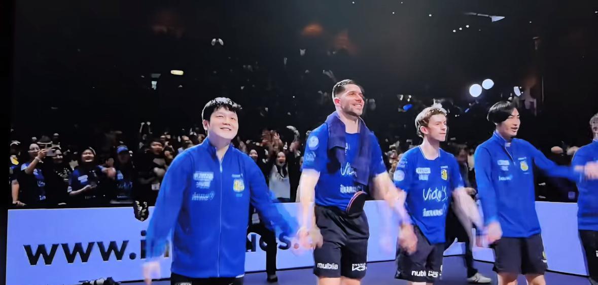 你看到一位传奇，西装笔挺地坐在解说席上，亲眼看着自己的老东家被拆解。
拆解他的是