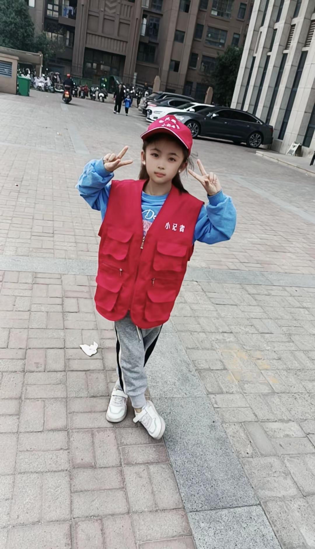 子喊妈妈那声，像小锤子敲在心尖上。
一转眼，小脚丫能跑能跳，小手却不再拽我衣角。