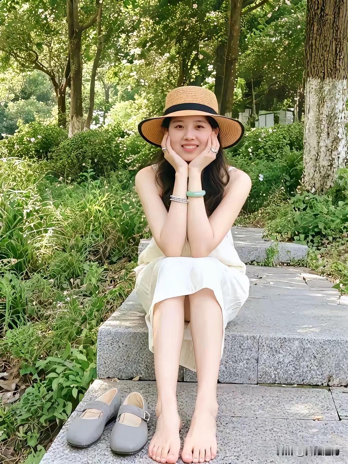 闺蜜给我微信发了张自拍照，我点开一看，很清新自然，保留了当初毕业时嗯清秀可爱，我