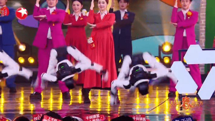 东方卫视春节晚会宣传片东方春晚宣传片解锁！跨界同框名场面预定，笑点泪点全拿捏。群