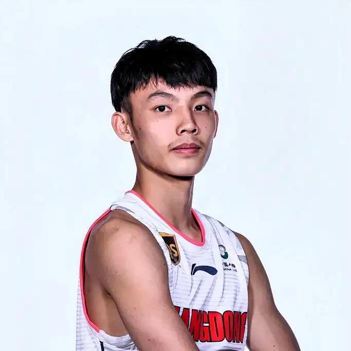 广东男篮的本土双核未来发展前景如何？

结论：两人前景都很好，但路径完全不同——