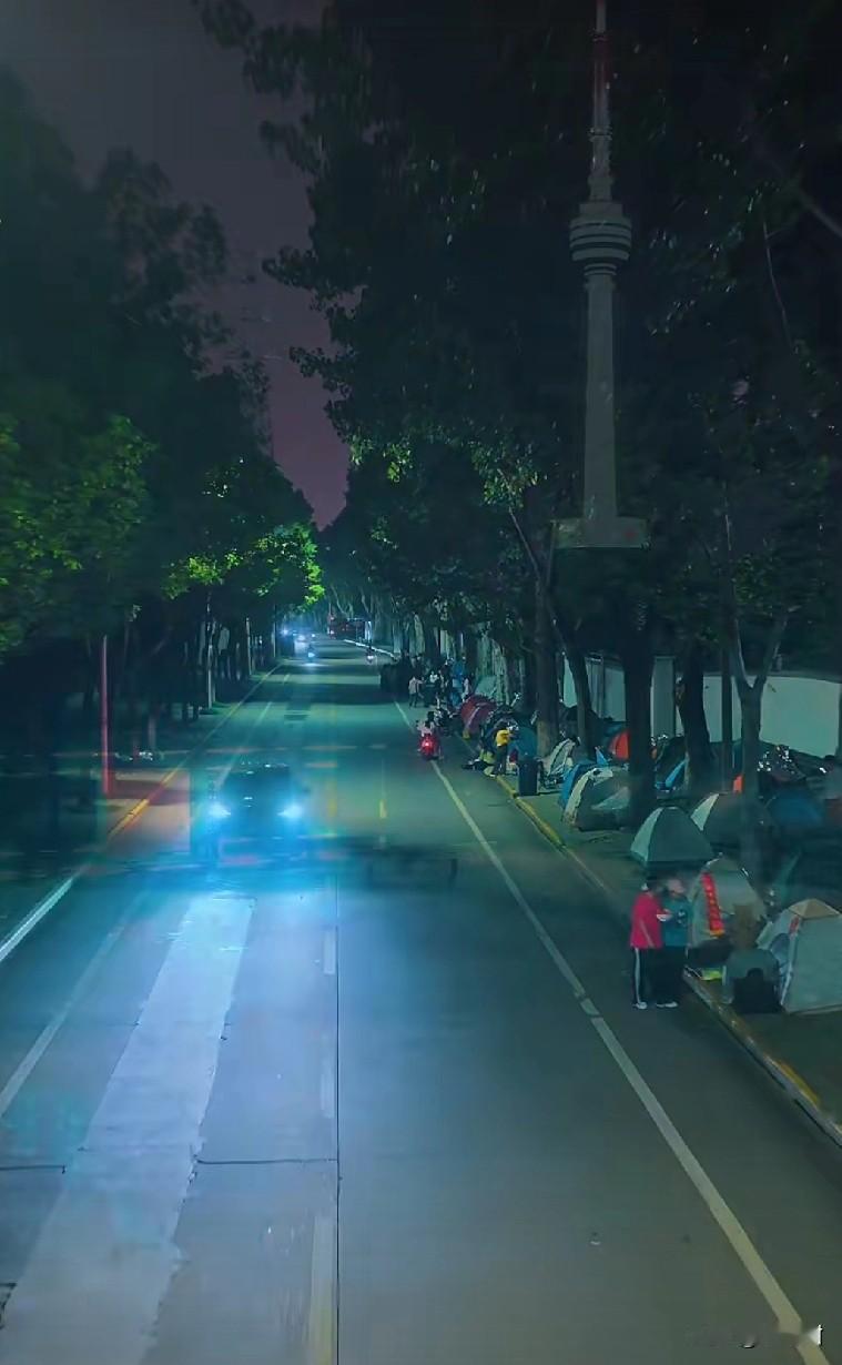 怪不得有人说，00后整治了职场，干掉了中介，干掉了五花八门的人情世故，他们主打一