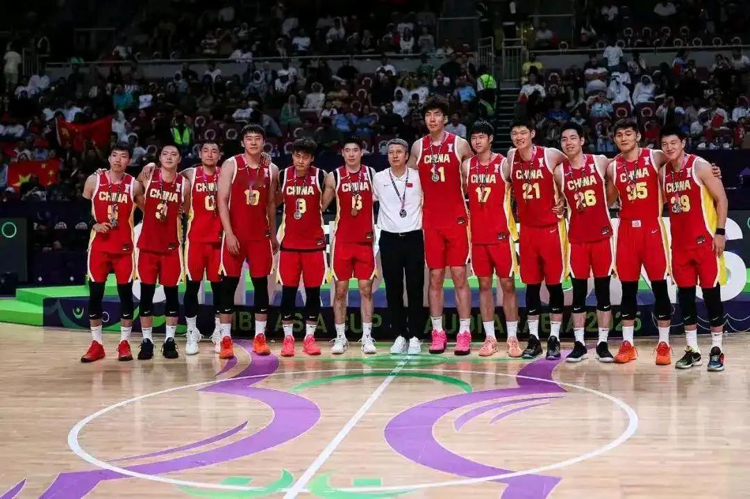 北京时间8月18日，亚洲杯男篮决赛结束战斗，备受关注的中国男篮前三节表现出色，一