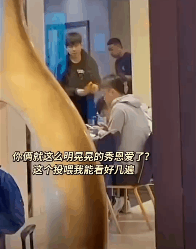 我说头头怎么一遍又一遍的往这边投喂呢？
原来镜头一转，
这里还有一个最需要人照顾