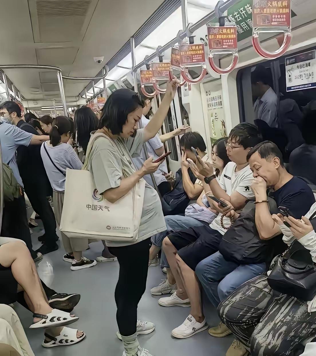 公交车上，一个大腹便便的孕妇站在车中间，为了防止摔倒，她紧握着拉手。
其实，给孕