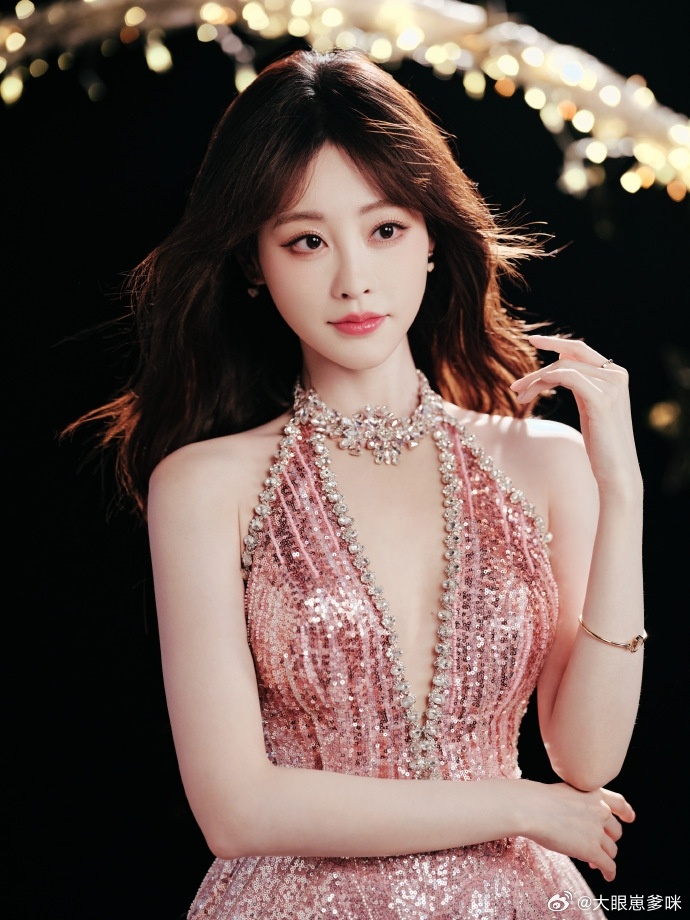 祝绪丹人比花娇，粉色长裙格外衬她，整个人水灵又清甜，甜丝丝的气质太抓人，目光怎么