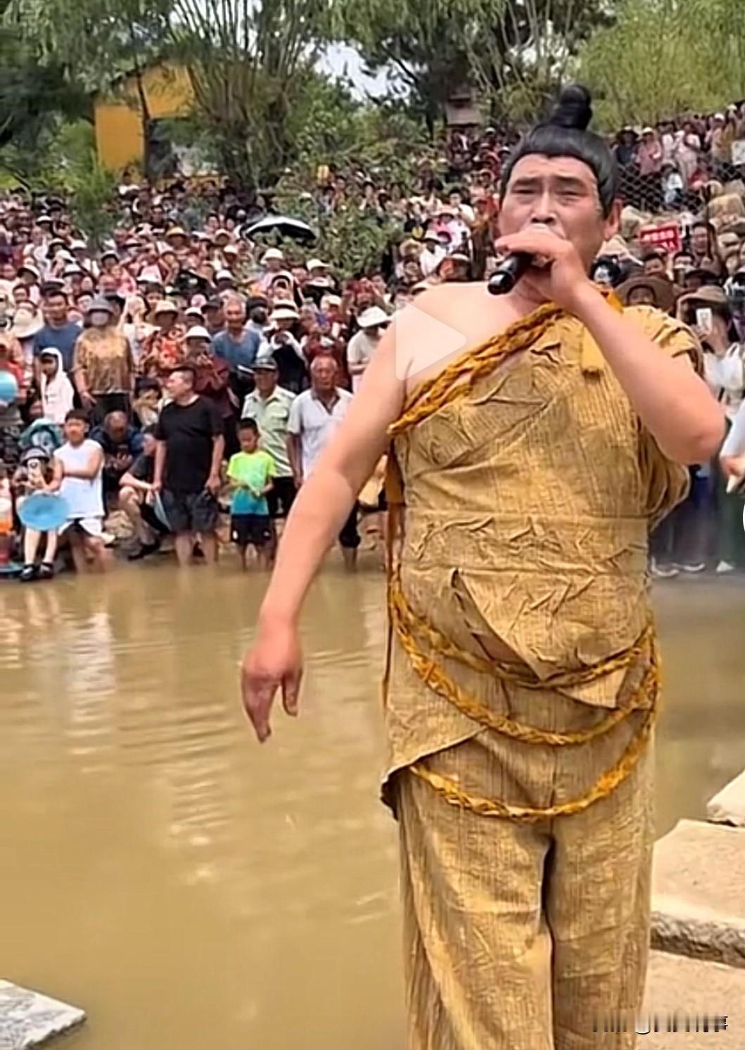朱之文以前是歌唱家，现在又多了几个头衔，书法家和表演艺术家，活到老学到老练就一身