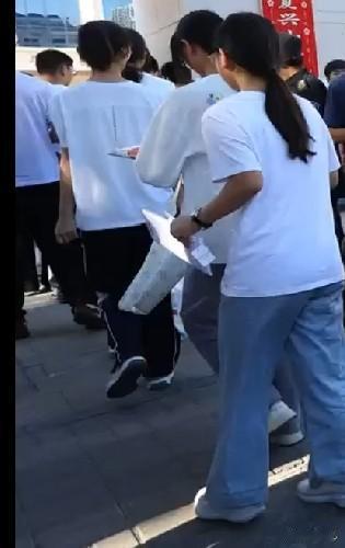 这次中考，
一考生的比喻火爆全网：
平时吃得家常便饭，
考试考得是满汉全席。
这