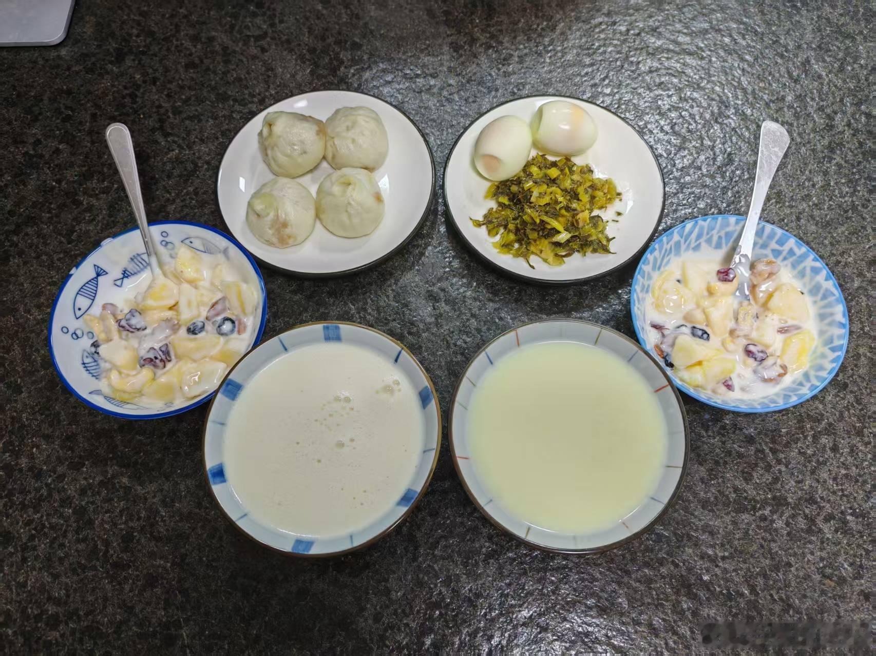 杂粮粥喝完了，已经连续两天靠豆浆撑场面了。今天新买的杂粮到货，又到了愉快的调配杂