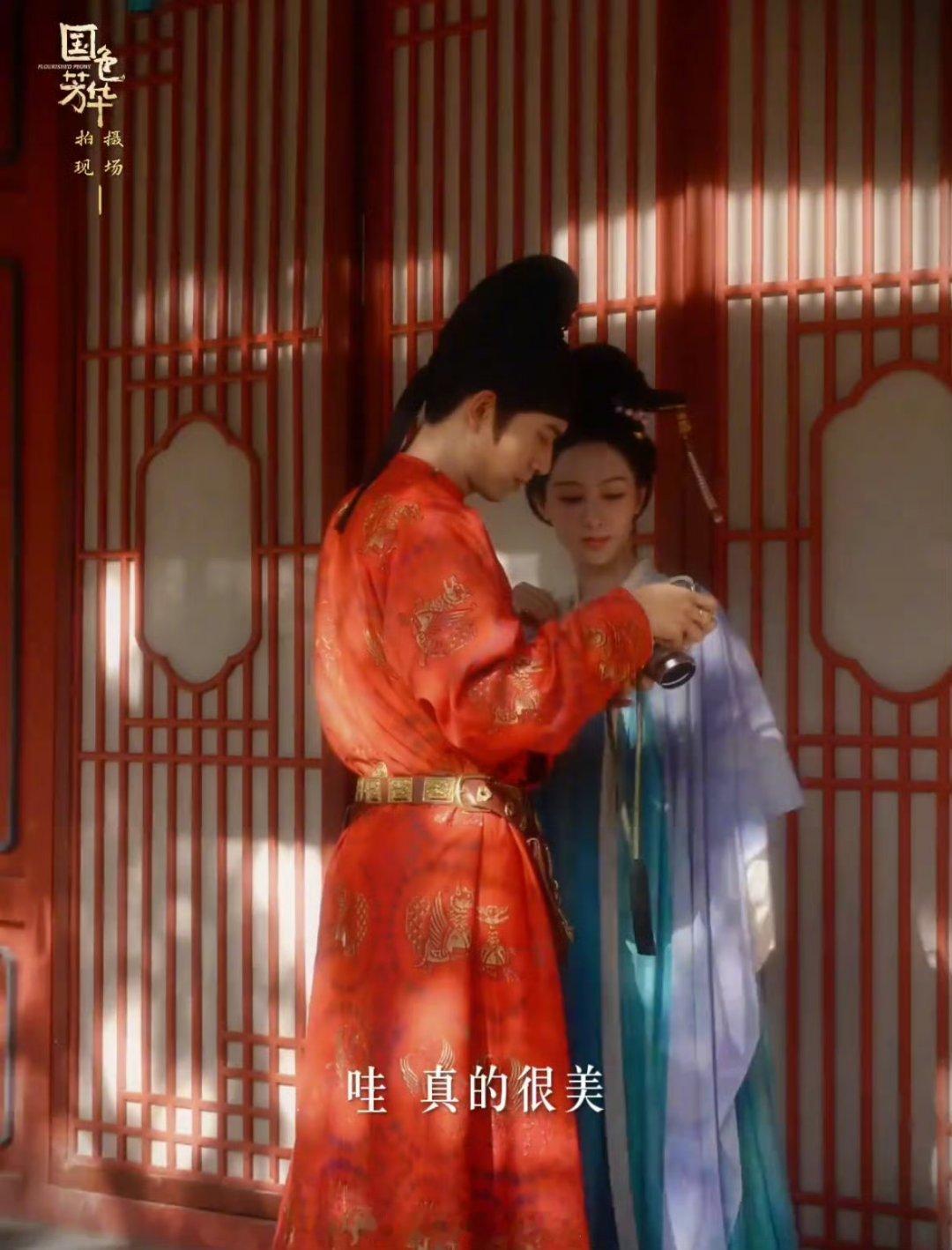 李现片场帮杨紫拍照  国色芳华花絮好甜 李现化身摄影师帮杨紫拍拍拍，期待了 