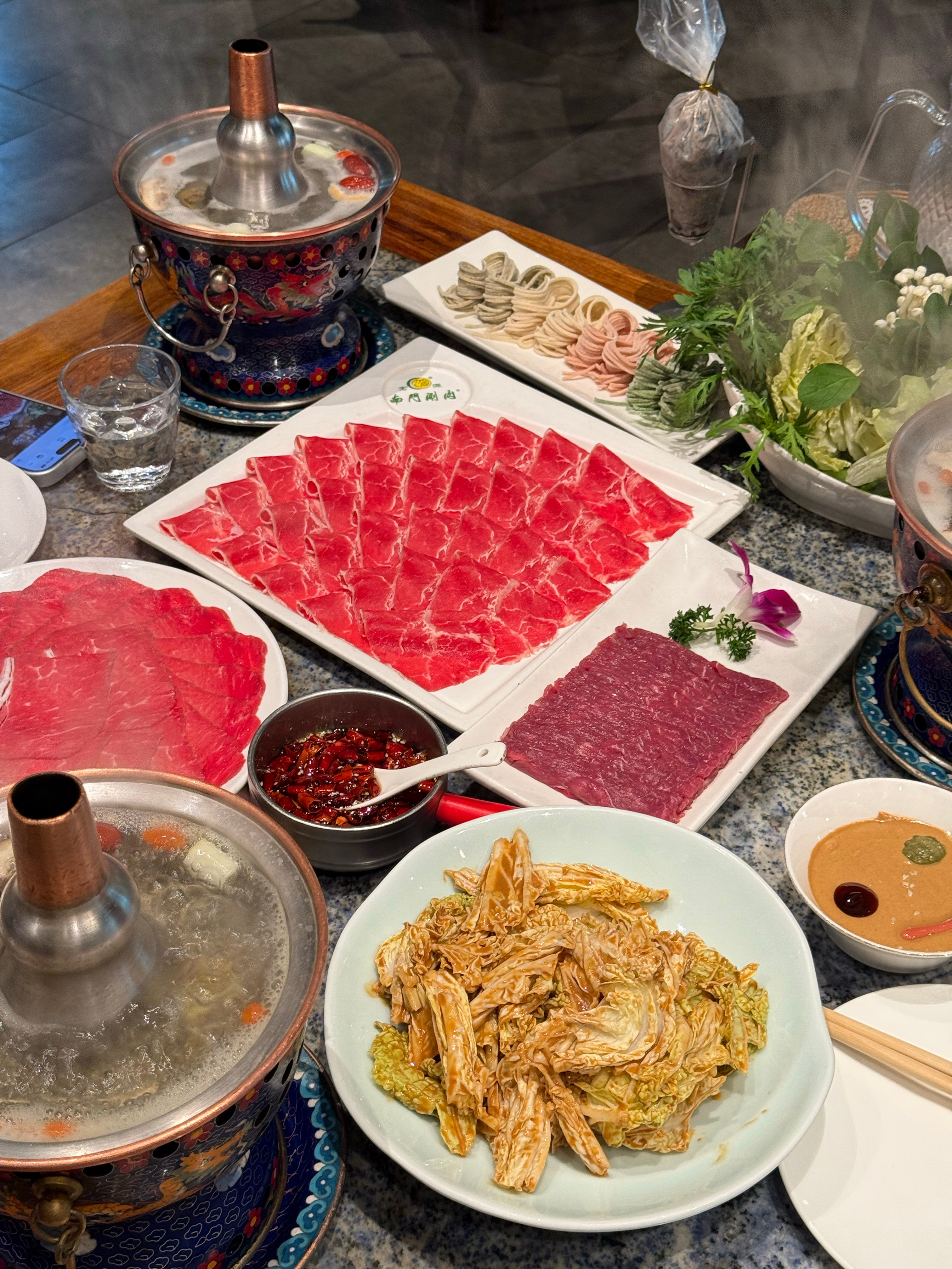 到底有没有人懂铜锅涮肉啊，锅底和调料都很干净，吃的就是食物本身的味道，还很健康，