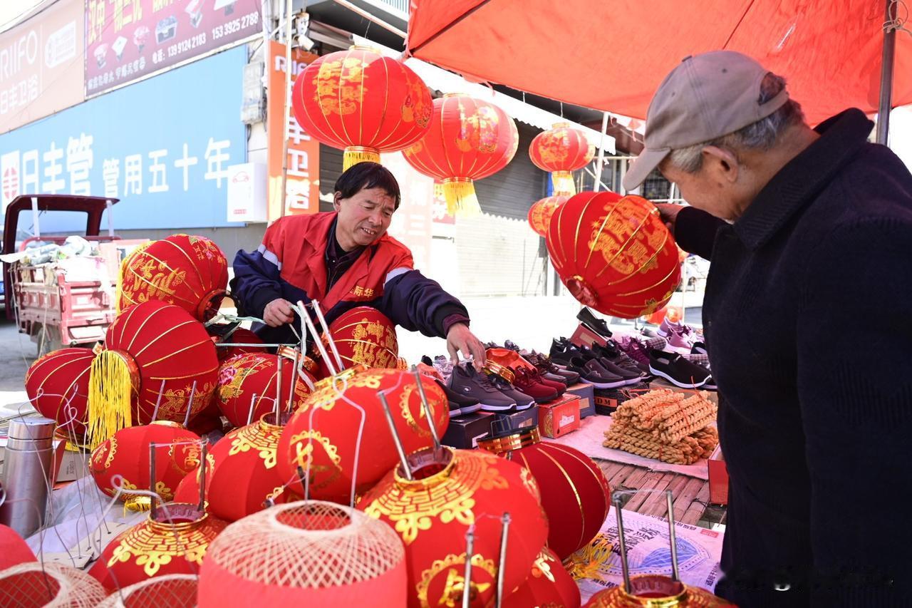 集卡领红包赶年集，挑选心仪的灯笼，正月十五闹元宵，点亮心灯，祈福新程。