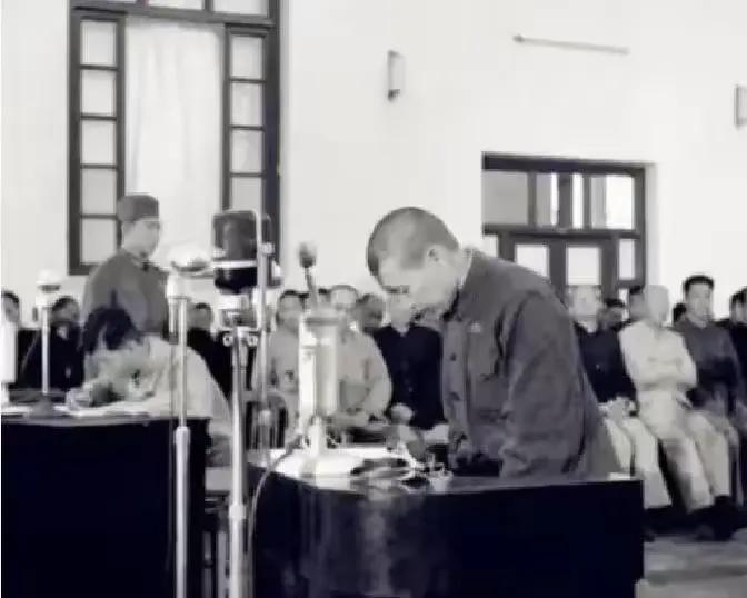 狱中，赵一曼的肚子被灌得鼓了起来，旁边的敌人拍了拍她的肚子，笑着说："再灌点。"