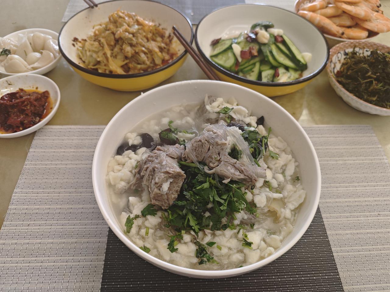 家庭早餐羊肉泡

说是家庭早餐不是很准确，正确应该叫早午餐，这是我们退休生活的标