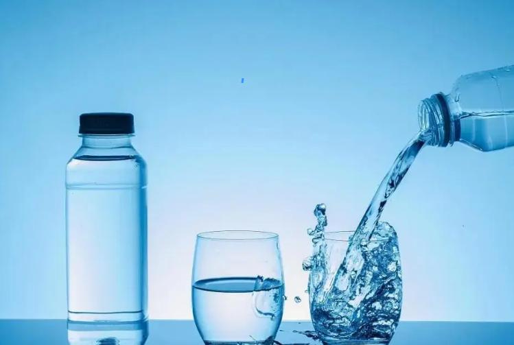 整个矿泉水行业陷入严重内卷！国内各大品牌扎堆主打天然、纯净、健康，宣传话术高度雷