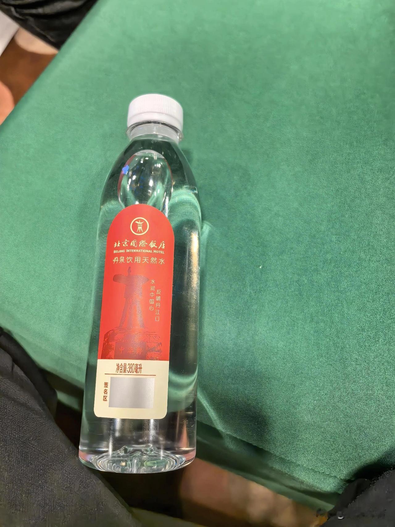 饮用水瓶上的标签上留出签名处是一个进步的改变。