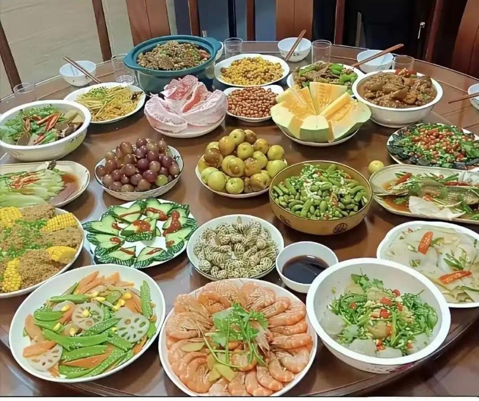 图一这一桌子菜有人发上社交平台，问：800，贵不贵？
对于我们广东沿海地区的人来