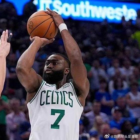 《本赛季哈登与杰伦布朗差距明显，36岁哈登靠组织和罚球续命，29岁布朗得分爆发效