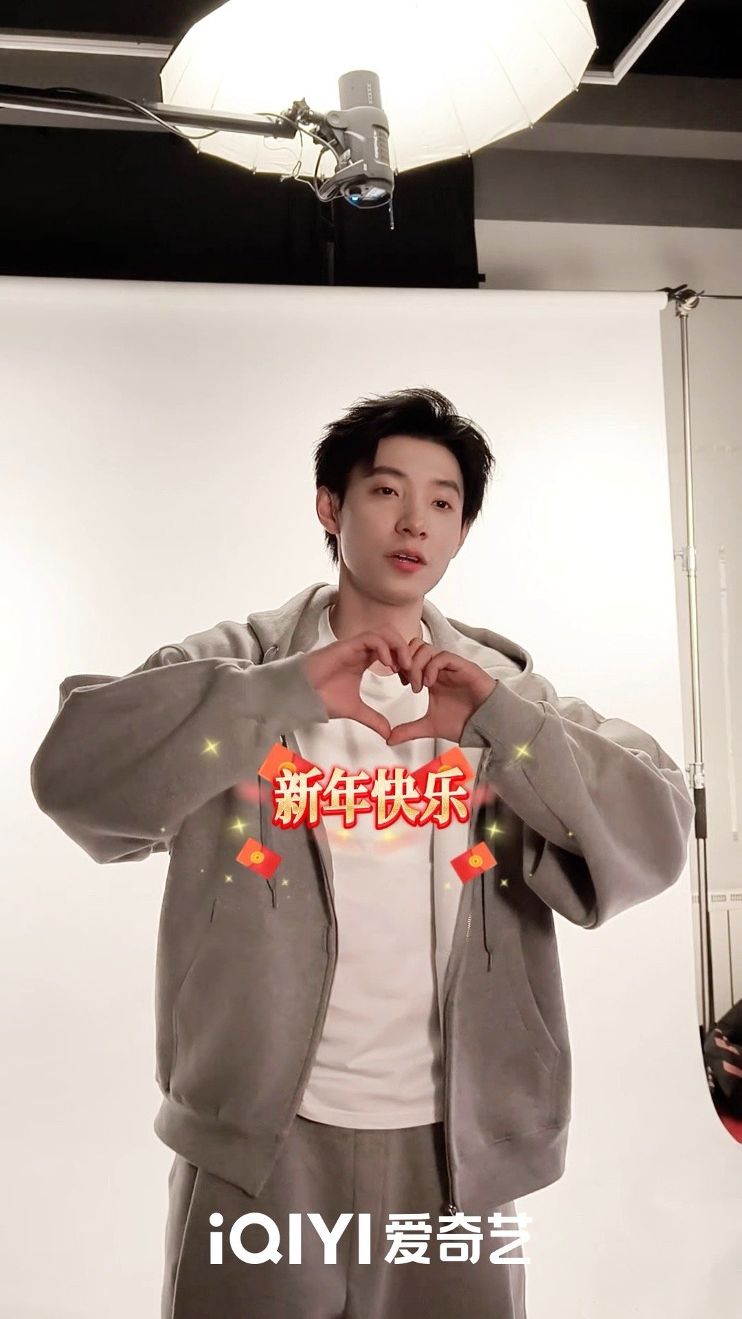 开工红包还是明星亲手递的香 吴俊霆的红包是加大号的！马小宇热衷于到处发东西！邵子