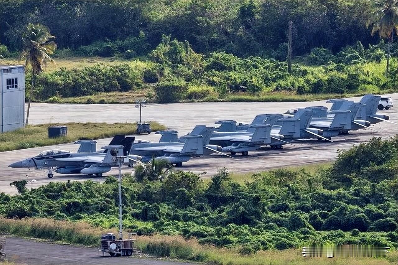 美国🇺🇸海军 EA-18G“咆哮者”电子战飞机，于昨晚从华盛顿州惠德贝岛海军