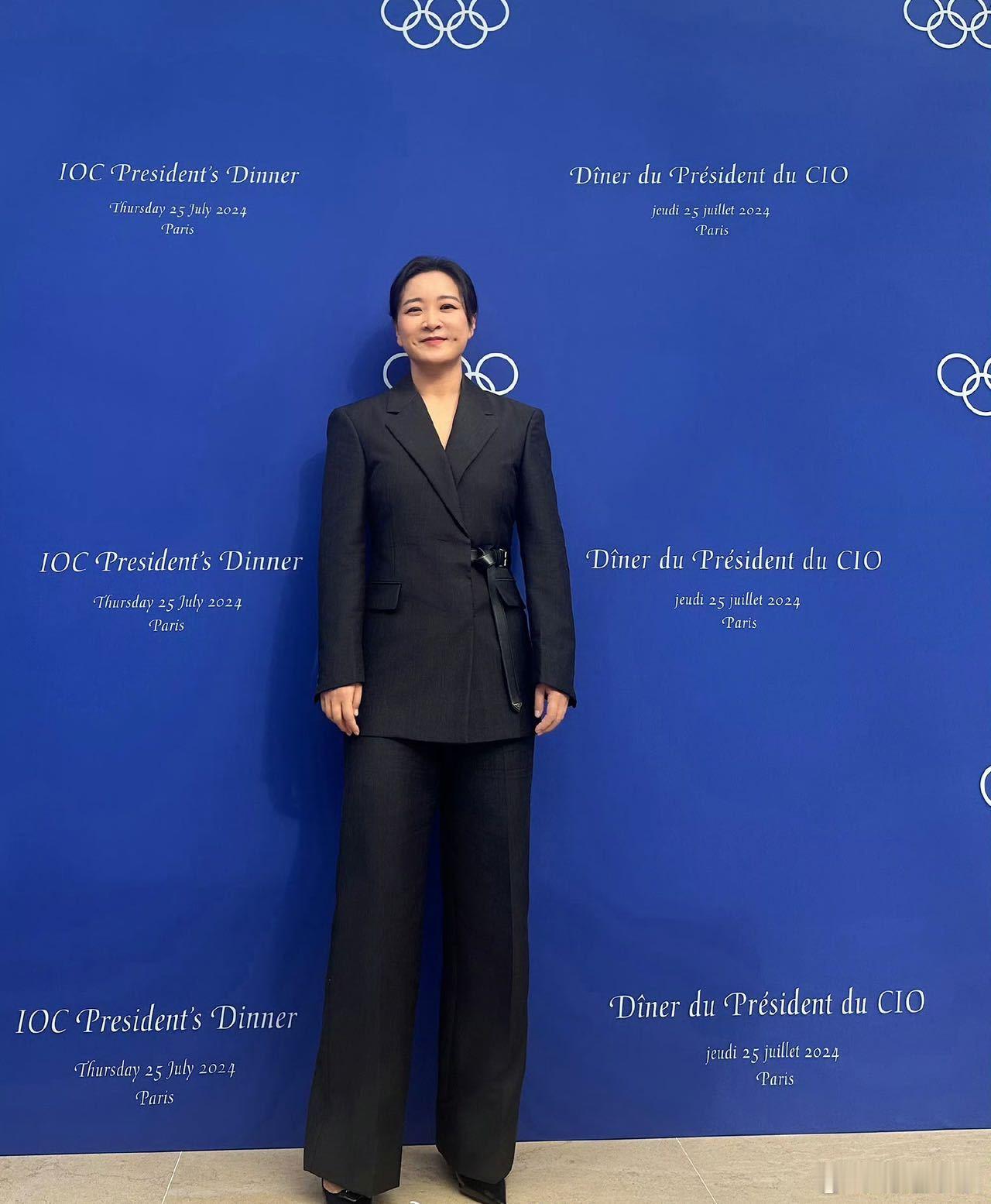 贾玲大气 衬衫配半身裙，利落背头加大耳环，玲姐这新造型简直A爆了！完全展现了什么