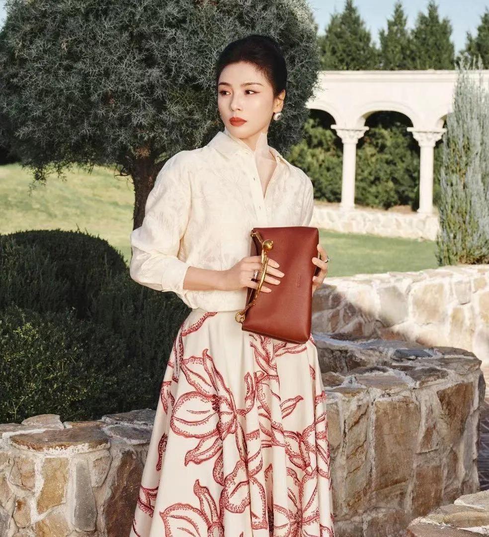 刘涛的气质真的太绝了！
暗纹衬衫+印花半裙，把优雅和时髦平衡得刚刚好，成熟女性的