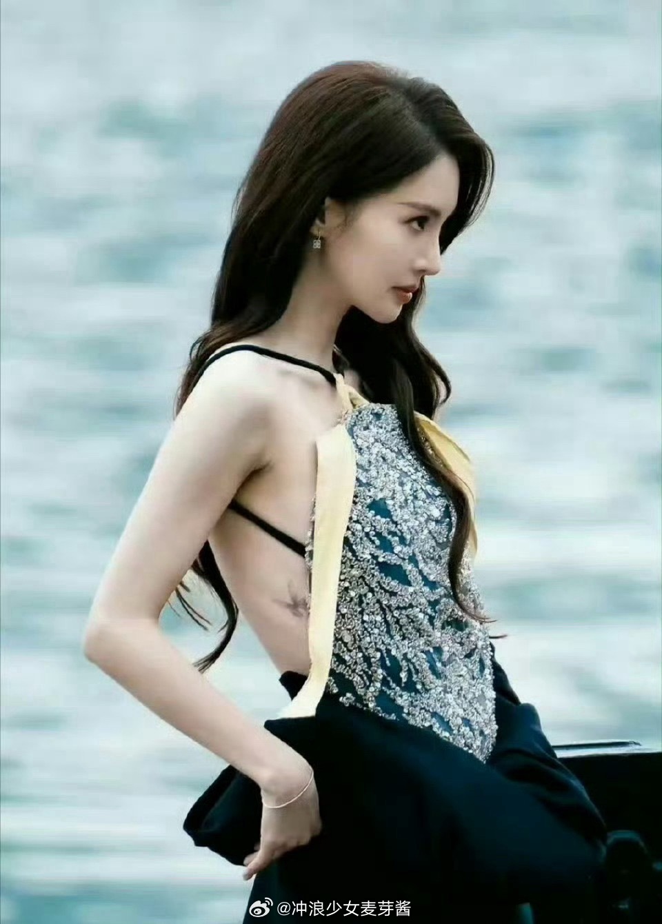 金晨毫不避讳她腰间的蝴蝶纹身 谁说纹身的就不是好女孩 