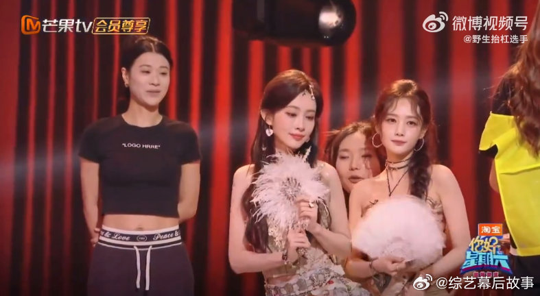 李雪琴左拥李一桐右抱孟子义你好星期六 哇哦！hi6彩排现场，李雪琴腰伤坐着，看到